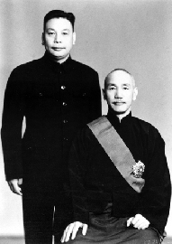 兩代強人合影-1954年，蔣中正先生當選第二任中華民國總統，長子經國先生隨侍在旁。