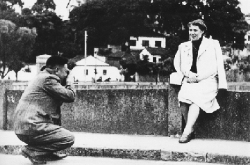 經國先生當攝影師-1950年代，經國先生幫妻子蔣方良女士拍照。蔣方良女士神情愉悅，經國先生在按下快門之間，既專注又充滿快樂。