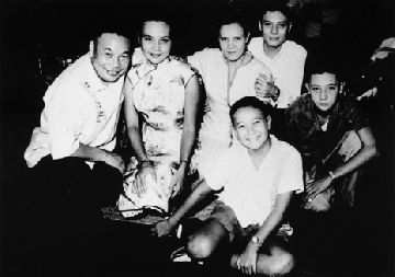 全家福-1950年代，經國先生率家人隨性的拍下這張全家福。女兒孝章身穿旗袍，高雅動人。