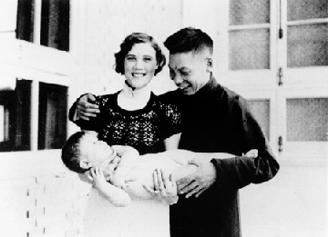抱著baby的快樂小夫妻-1930年代，剛從蘇聯返回中國，經國先生一手抱妻子，一手抱著兒子孝文。蔣方良女士美麗動人，沐浴在感情暖流之中。