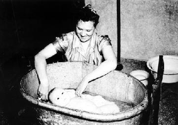 母愛真偉大-抗戰期間，民國34年（1945年）蔣孝武在重慶出生。當時物質條件惡劣，且日本飛機濫炸重慶，隨時有生命危險。不管生活如何艱苦，嬰兒的容顏卻能帶給母親莫大的欣悅。