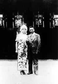 補行中國婚禮-民國26年（1937年）經國先生夫婦回抵國門，在溪口老家補行中國婚禮。蔣方良女士正式成為中國媳婦。