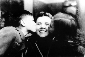左右逢源-1940年代的一幀美好留影。孩子是母親的心頭肉。蔣方良女士笑得滿足而美麗。