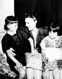 愛倫和愛理-1940年代，在中國大陸時，蔣方良女士擁著孝文和孝章合影。