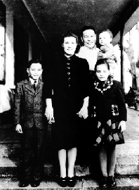 在大陸時的全家福-1940年代，經國先生抱著孝武，與妻子和孝文、孝章合照誌念。