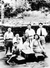 在大陸時出遊所攝-1940年代，經國先生夫妻與兒女孝文、孝章和其他人一起郊外踏青。