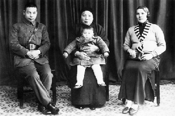 三代同堂-民國26年（1937年），經國先生帶著妻子蔣方良女士返回故鄉中國大陸。圖中是蔣母毛福梅，兩旁是她朝思暮想的兒子和洋媳婦兒。