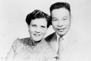 平凡的中年夫婦-1950年代的這張合照很有夫妻臉。