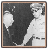 經國先生巡視警備總部與當時總司令陳大慶上將握手。（1966.09.23）
