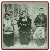 1910年，父親蔣中正先生自日本返國省親時與祖母王采玉等家人合影，王氏懷中所抱者為當年4月27日出生的長孫經國先生。