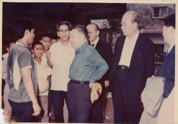 民國62年6月17日，經國先生初次訪問六龜山地育幼院。
