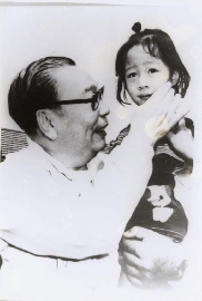 民國65年12月26日，經國先生抱著失去雙臂的孤兒楊恩典小朋友。