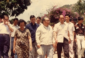 民國69年4月6日，經國先生在臺灣省主席林洋港的陪同下訪視六龜山地育幼院。