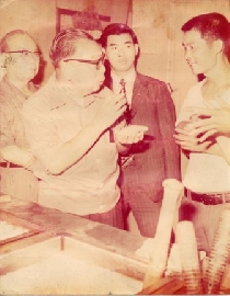 民國64年9月19日，時任行政院長的經國先生由臺灣省政府主席謝東閔陪同，第一次光臨美方芋仔冰城，負責人林寅親自解說芋仔冰製作過程。