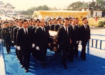 民國77年1月22日　經國先生移靈忠烈祠，蔡福來先生擔任護靈的侍衛。