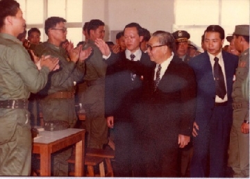 民國70年2月，經國先生慰問官兵，蔡福來先生護衛在旁。