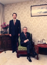 民國76年5月中旬，蔡福來先生與經國先生在大直七海寓所合影。