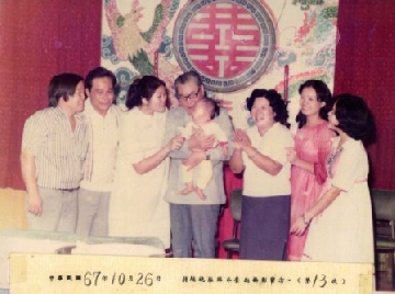 民國67年10月26日，經國先生第十三度蒞臨南投埔里噴水餐廳，與蕭獻澤先生及其家人合影，手上抱著的是蕭先生的長子。