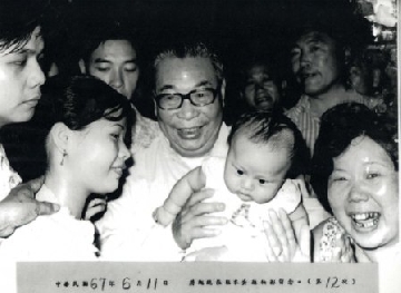 民國67年6月11日，經國先生第十二度蒞臨南投埔里噴水餐廳，手上抱著的是蕭先生剛出生三個月的長子。