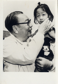 民國65年12月26日，經國先生抱著失去雙臂、當時只有三歲的孤兒楊恩典。