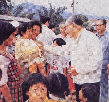 民國69年10月，經國先生訪視六龜山地育幼院，和育幼院的小朋友楊恩典交談。
