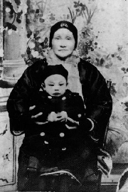 王太夫人懷中留影，在浙江奉化縣溪口鎮。