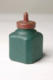 經國先生用文具：方形漿糊瓶。