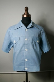 經國先生的衣著服飾：水兵藍短袖布夾克。