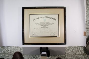 1979年美國西佛羅里達大學贈經國先生榮譽博士證書。